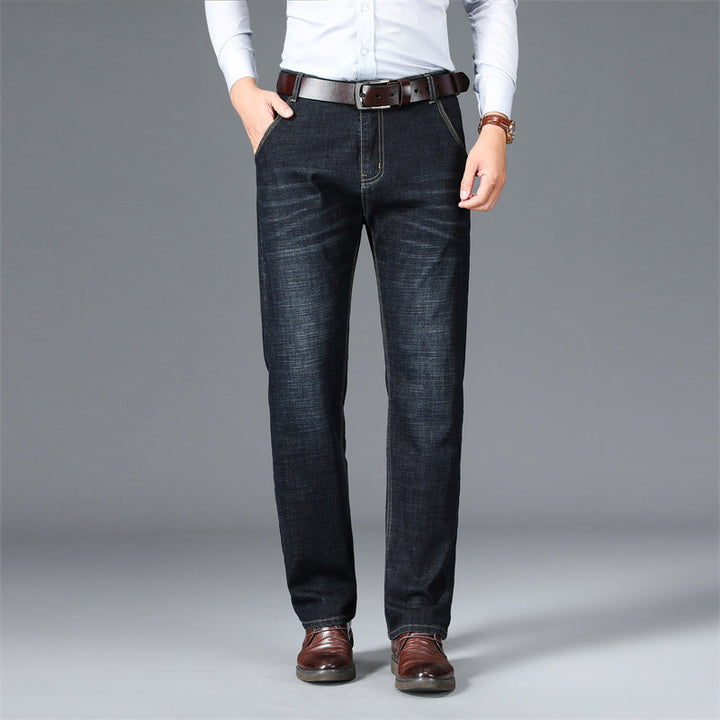 Man draagt comfortabele donkerblauwe heren jeans met rechte pijpen en warme voering, casual winterse look.