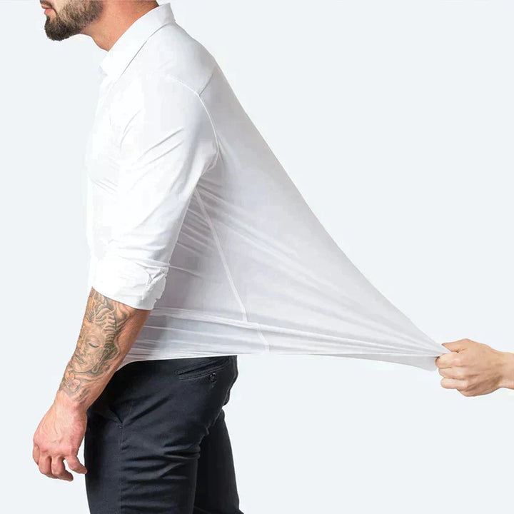 Ontspannen man draagt comfortabel heren stretch overhemd. Geschikt als smart casual shirt voor vrijetijd.