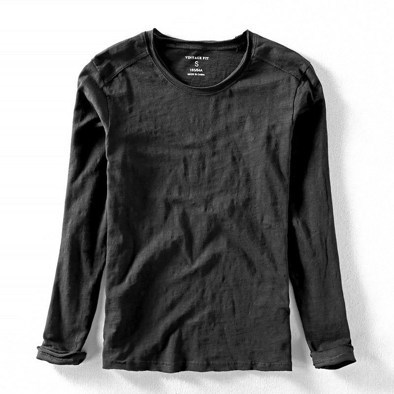 Detail van de ronde hals en lange mouw van een vintage fit heren T-shirt, ideaal voor casual mode.