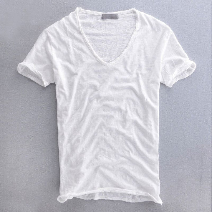 Slim fit heren basistop met diepe V-hals, perfect voor stijlvolle herenmode en dagelijks comfort.