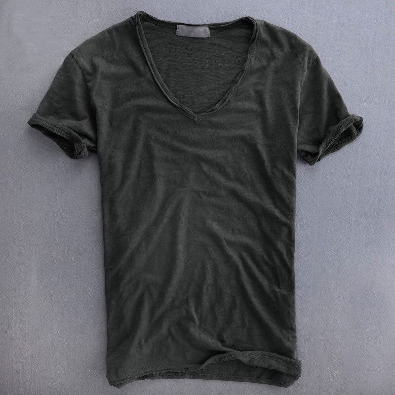 Stijlvol heren T-shirt met diepe V-hals voor zomerkleding, biedt een comfortabele slim fit.
