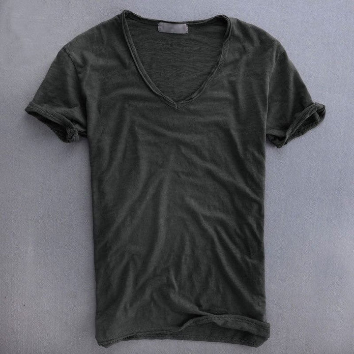 Stijlvol heren T-shirt met diepe V-hals voor zomerkleding, biedt een comfortabele slim fit.
