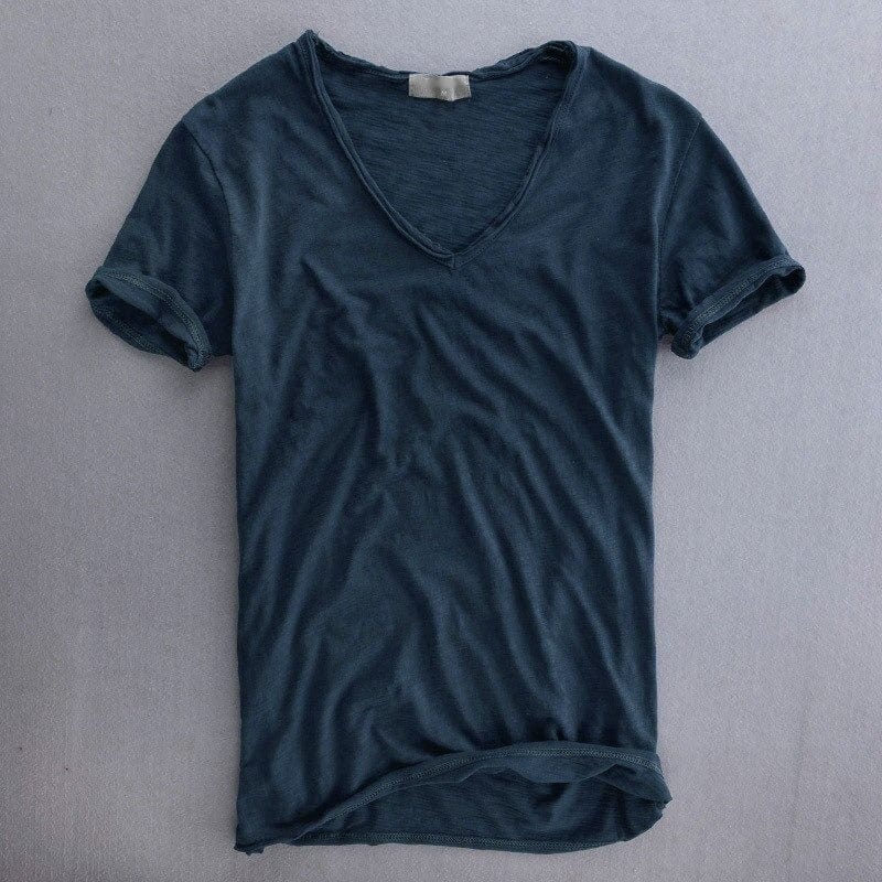 Casual heren T-shirt met diepe V-hals, een comfortabele en slim fit basistop voor mannen.