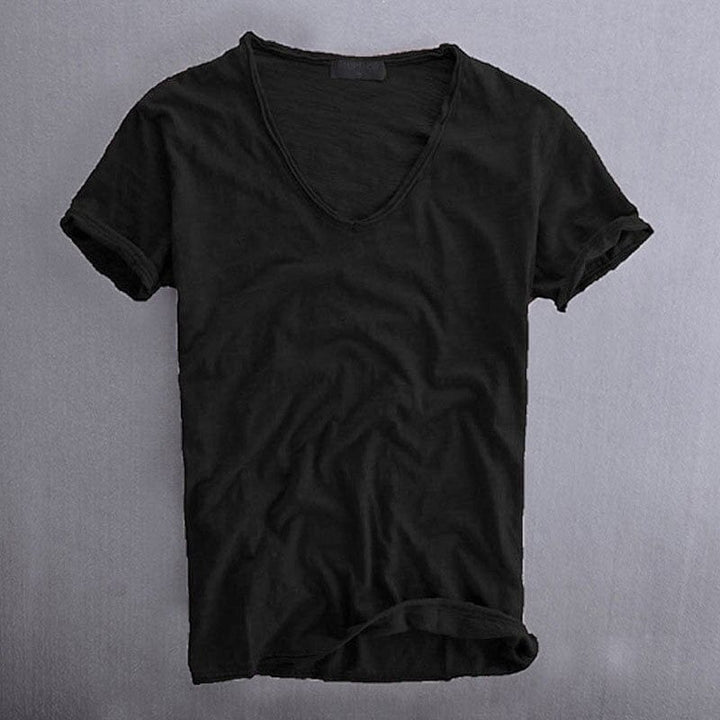 Diepe V-hals heren T-shirt in slim fit design, een trendy en comfortabele keuze voor herenmode.