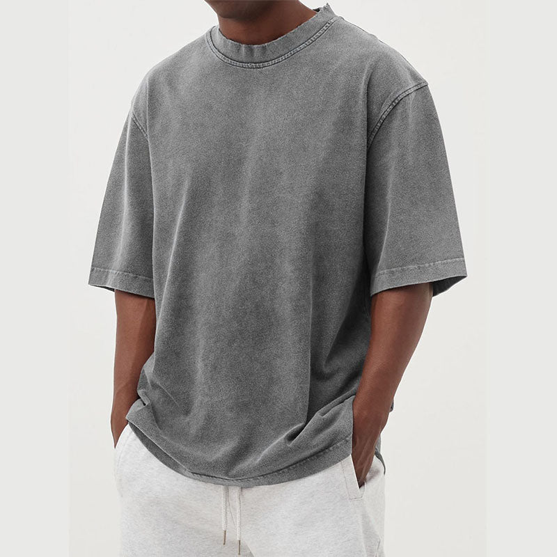 Gedetailleerd heren t-shirt met unieke gewassen look. Casual effen top met korte mouw en relaxte pasvorm.