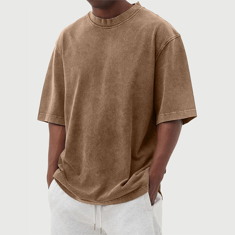 Effen heren t-shirt met gewassen look en relaxte pasvorm. Comfortabele korte mouw top voor heren mode.
