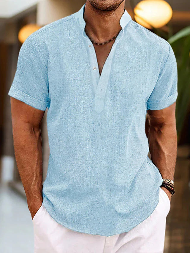 Stijlvol herenshirt met V-hals en korte mouwen voor een casual look. Comfortabele regular fit zomerkleding.