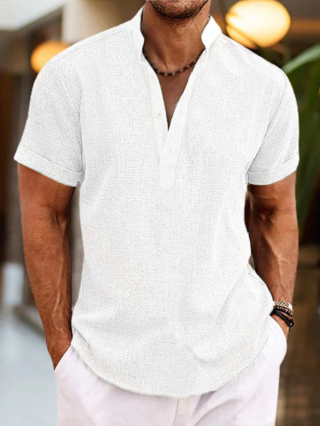 Zomers herenshirt met korte mouwen en trendy V-hals. Casual, comfortabel en stijlvol voor elke dag. Regular fit.
