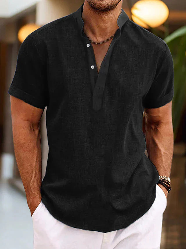 Casual herenkleding: T-shirt met korte mouwen en V-hals. Comfortabele regular fit, perfect voor zomerse dagen.