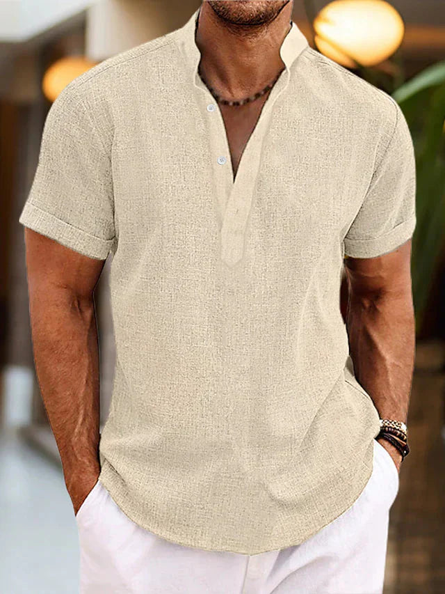 Heren T-shirt met V-halskraag en korte mouwen. Comfortabele regular fit voor een casual en stijlvolle zomerlook.