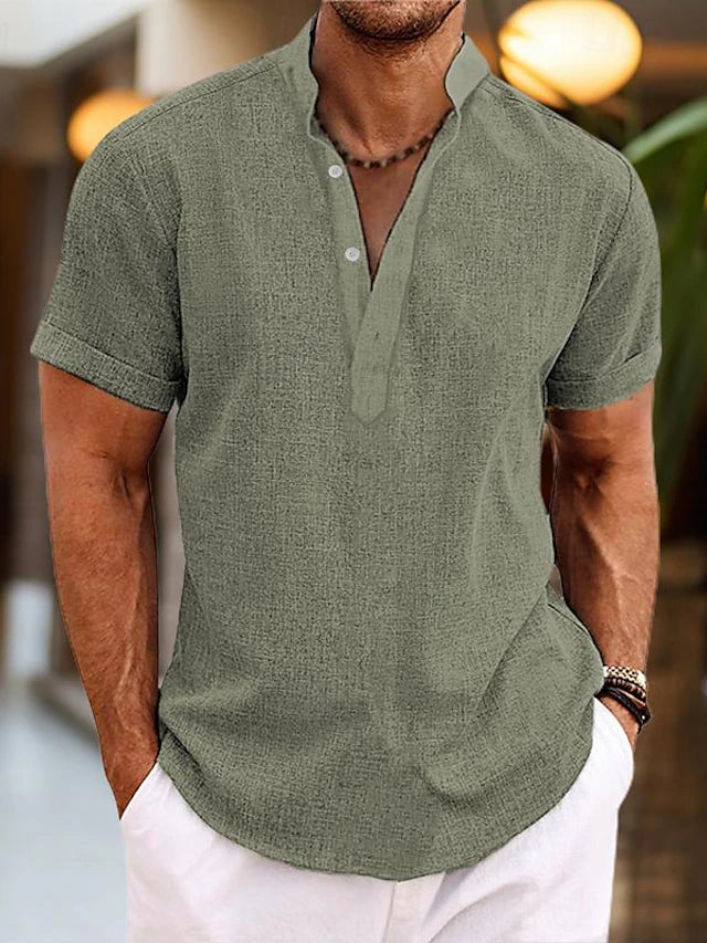 Basic herenshirt met korte mouwen, V-hals en regular fit. Comfortabel en stijlvol voor casual zomerse gelegenheden.