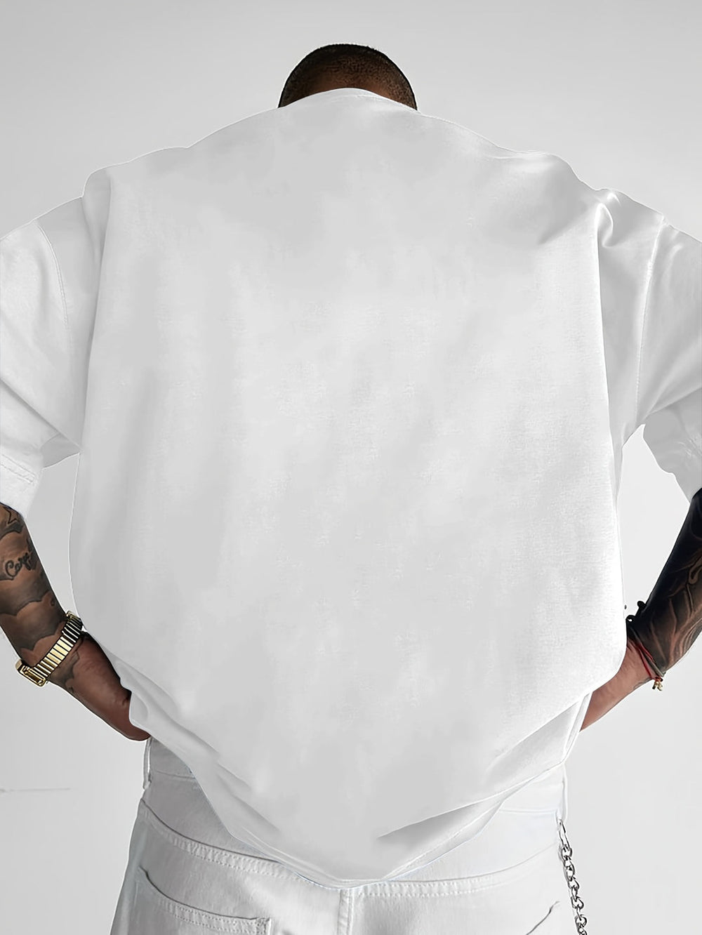 Comfortabel heren t-shirt met moderne slogan. Loose fit en zachte stof, perfect voor een casual zomerlook.