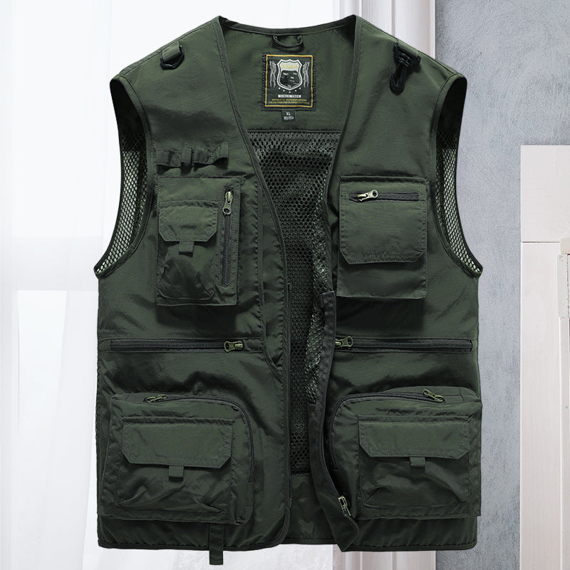Detail van multifunctioneel tactisch heren vest met ruime zakken, perfect voor outdoor en festival outfits.