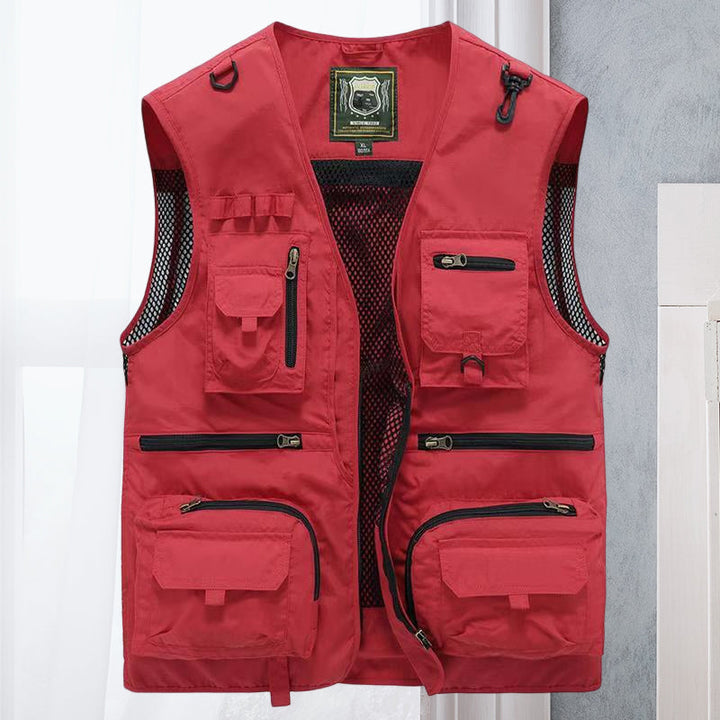 Man draagt stijlvol tactisch heren vest tijdens outdoor avontuur; perfect utility vest voor actieve mannen.