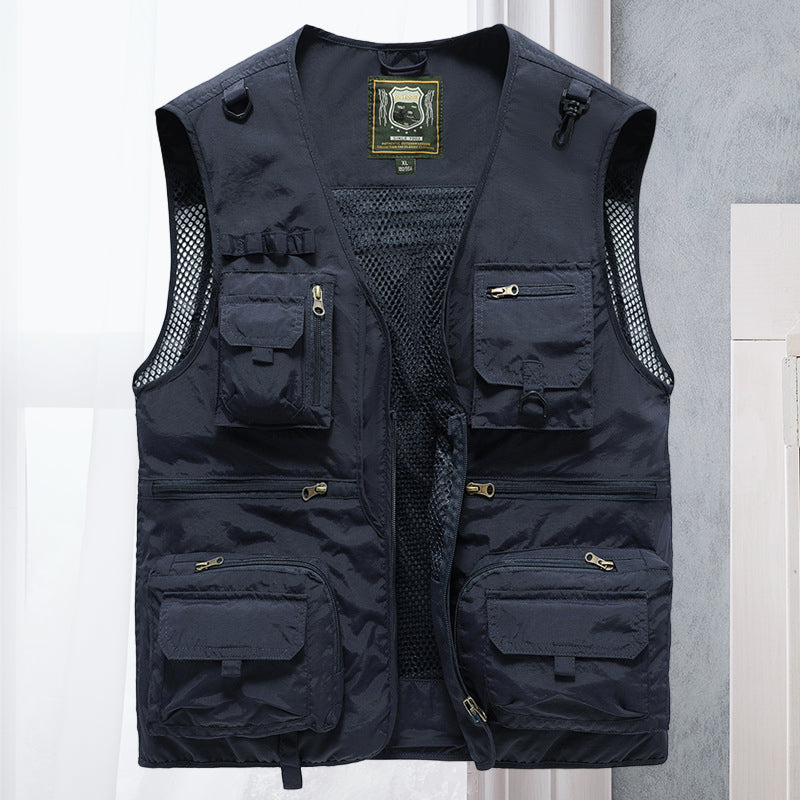 Robuust tactisch heren vest, achteraanzicht. Geschikt voor avontuur en als safari vest; comfortabel en duurzaam.