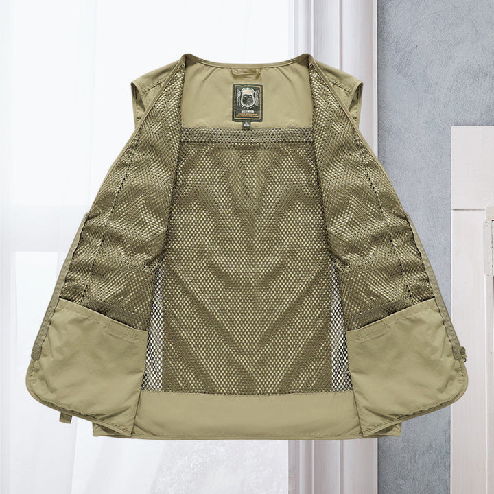 Plat gefotografeerd tactisch heren utility vest, multifunctioneel voor elk outdoor avontuur of festival.