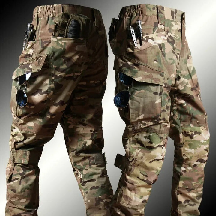 Detail van tactisch camouflage heren uniform. Comfortabele outdoor kleding set voor training, airsoft en paintball.