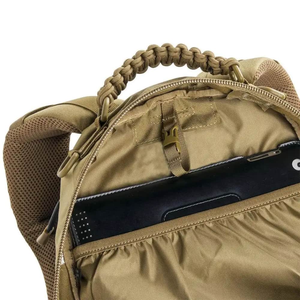 Zwarte tactische outdoor rugzak, heren model, voor wandelen en avontuur.