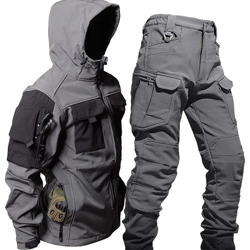 Heren tactische outdoor set jas en broek met cargozakken, ideaal voor wandelen en kamperen in lente/herfst.