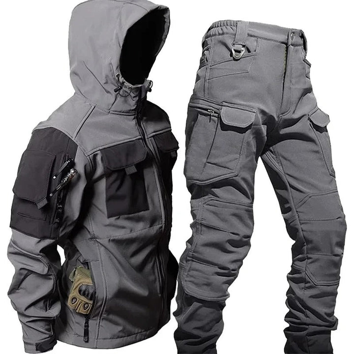 Heren tactische outdoor set jas en broek met cargozakken, ideaal voor wandelen en kamperen in lente/herfst.