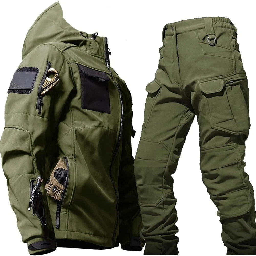 Man draagt tactische heren outdoor set: jas en broek met cargozakken, ideaal voor wandeltochten en kamperen.