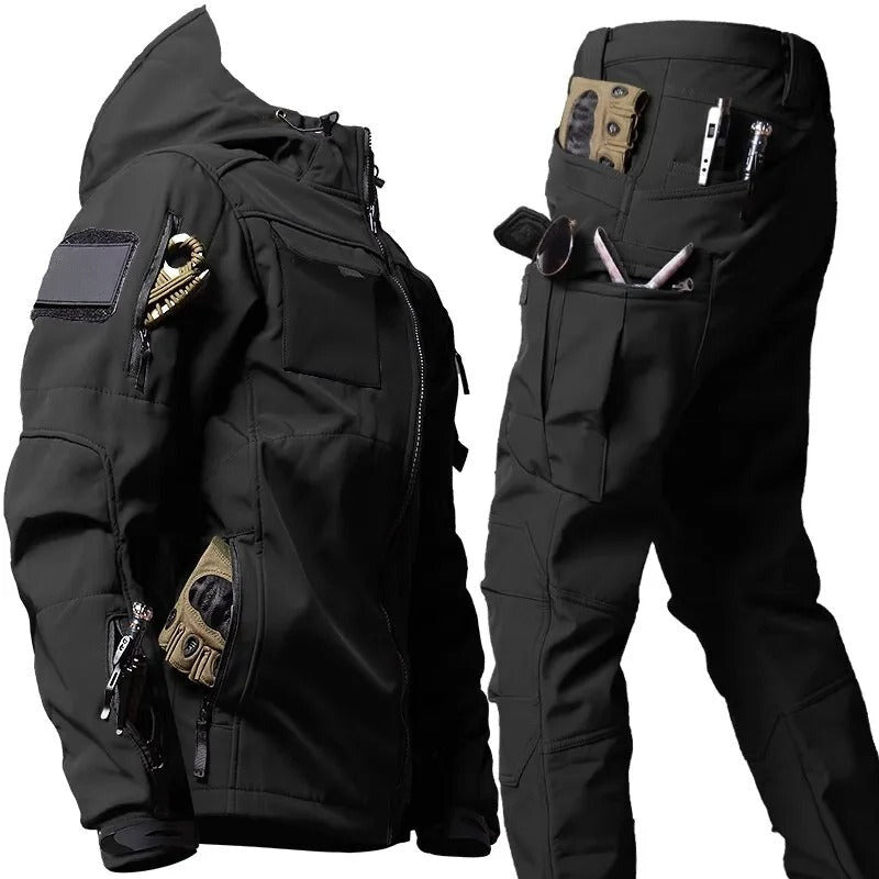 Duurzame heren tactische outdoor jas en broek set met cargozakken, perfect voor outdoor activiteiten en vrije tijd.