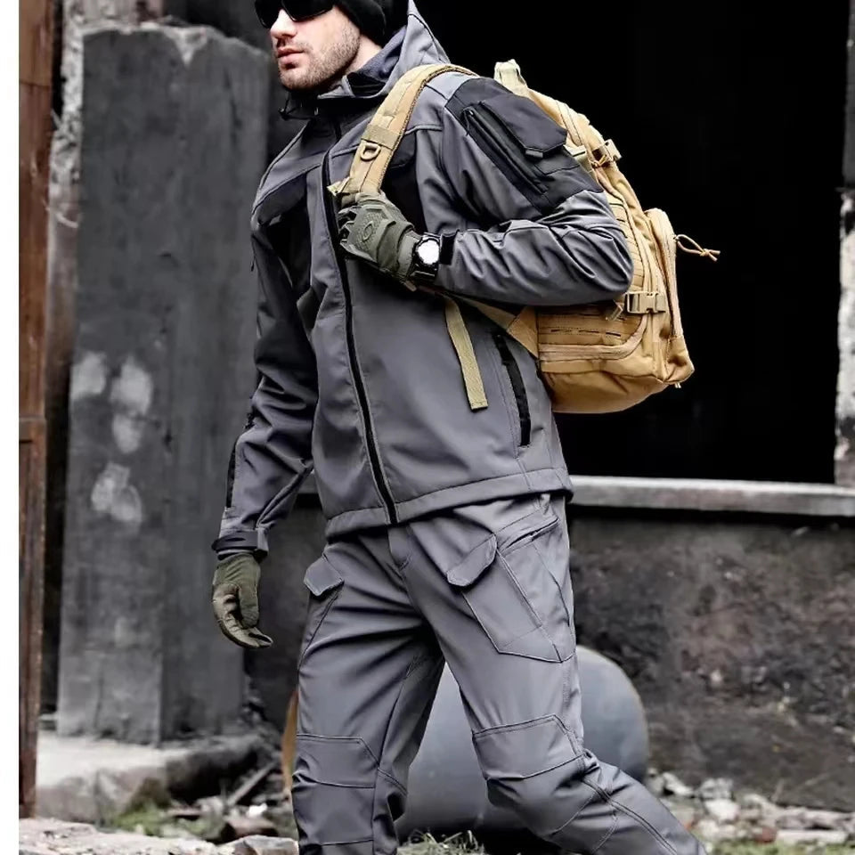 Veelzijdige heren outdoor jas en broek set met cargozakken, ideaal als wandelkleding voor kamperen en vrije tijd.