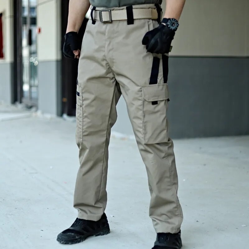 Waterdichte heren outdoor broek voor wandelen en avontuur, met tactisch design en duurzame stof.