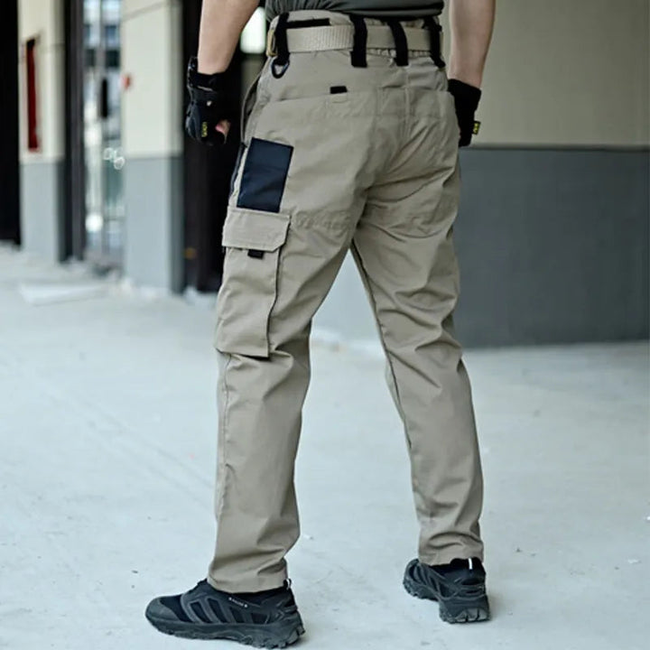 Stijlvolle heren tactische broek, waterdicht en duurzaam, geschikt als werkbroek of outdoor cargo broek.