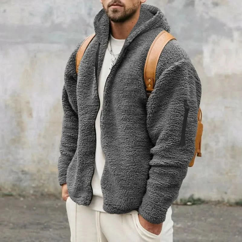 Close-up van de zachte teddy fleece textuur van het heren vest met capuchon, voor ultiem comfort en warmte.