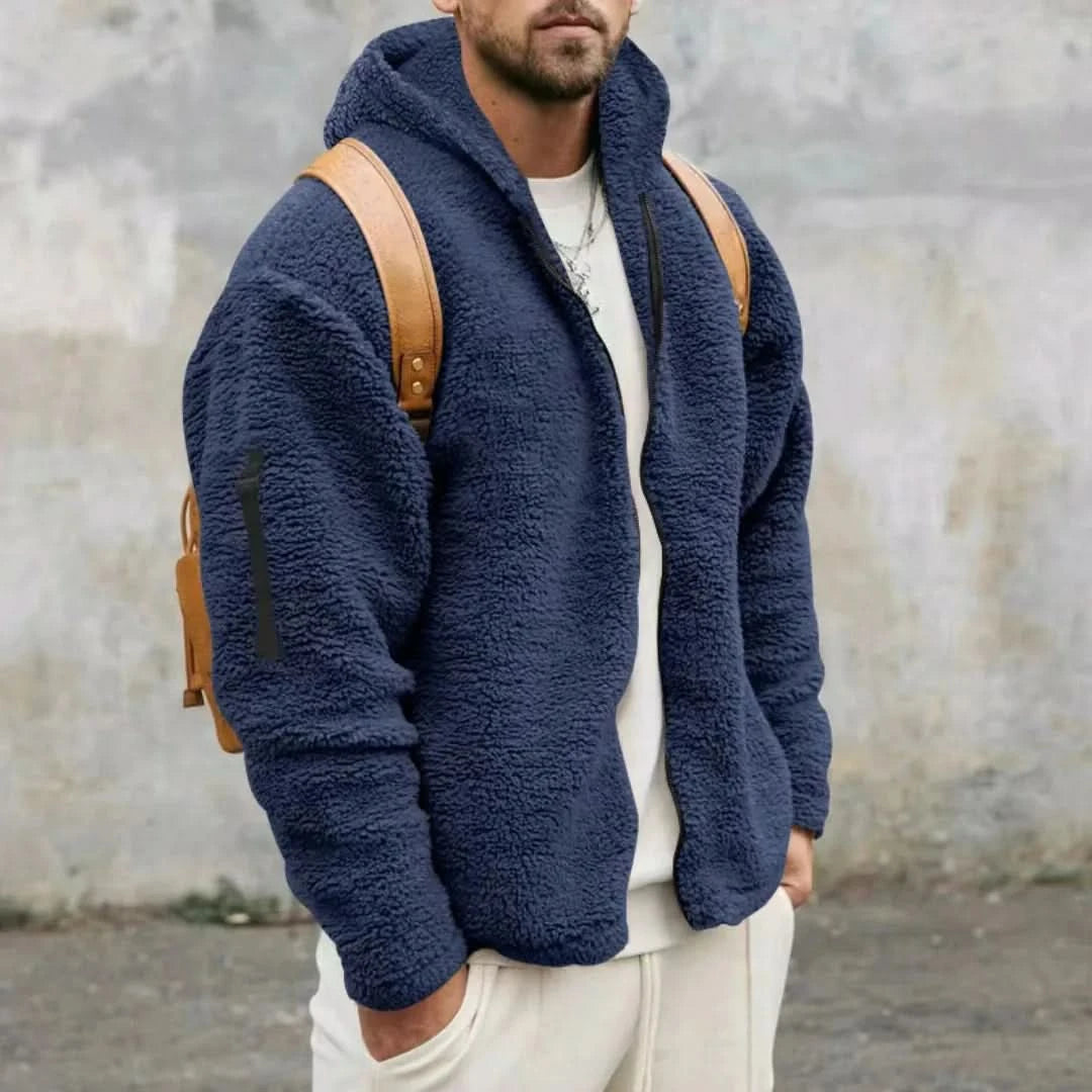 Rugzijde van het warme heren vest met capuchon, gemaakt van pluche teddy fleece. Comfortabele pasvorm.