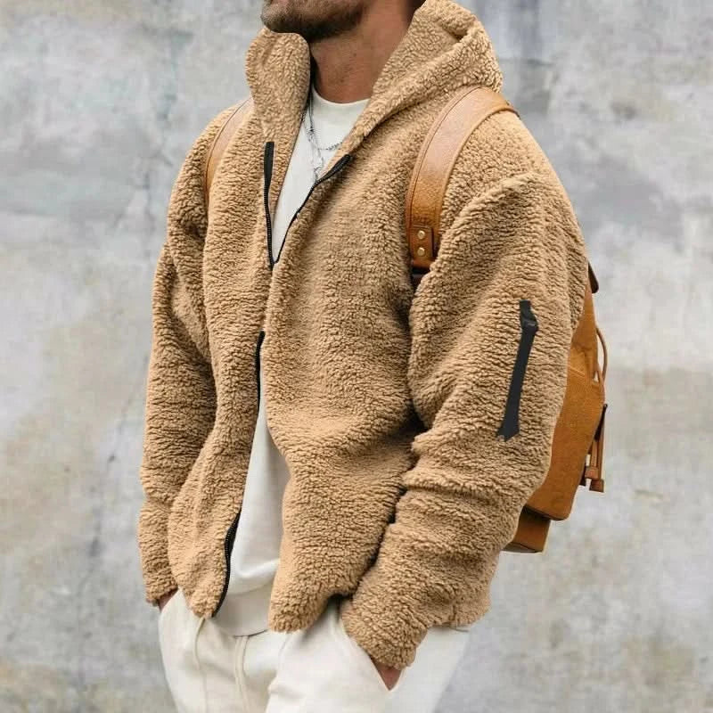 Detail van de rits en zakken op het comfortabele heren teddy fleece vest met capuchon, functioneel.