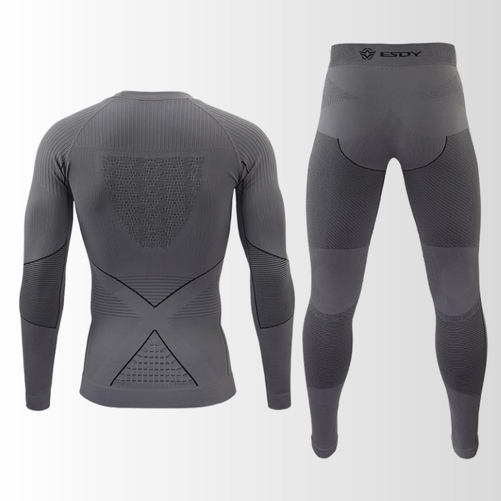 Man draagt strakke thermische ondergoed set, ideaal voor heren sport ondergoed en maximale warmte.