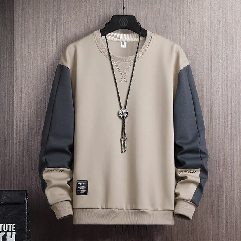 Comfortabele heren streetstyle trui met ronde hals en opvallende contrastmouwen voor urban mode.
