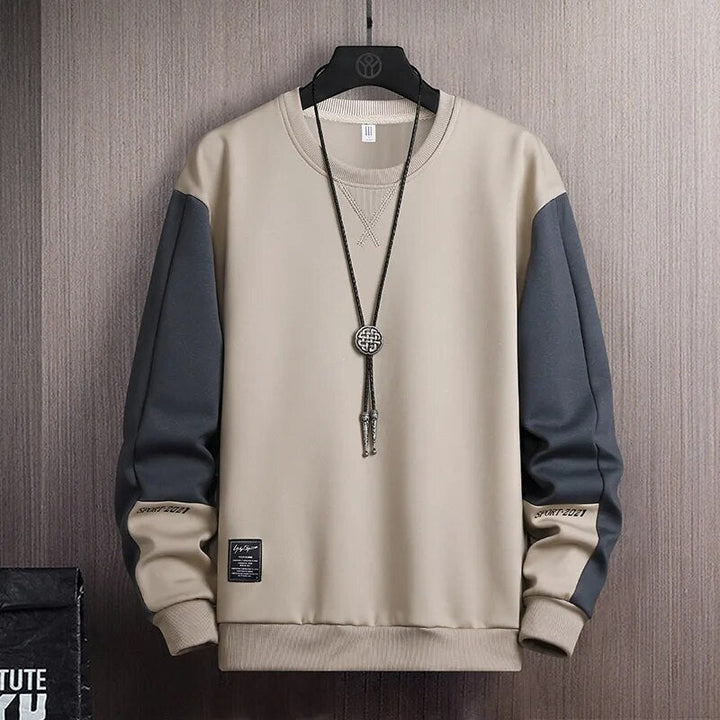 Comfortabele heren streetstyle trui met ronde hals en opvallende contrastmouwen voor urban mode.