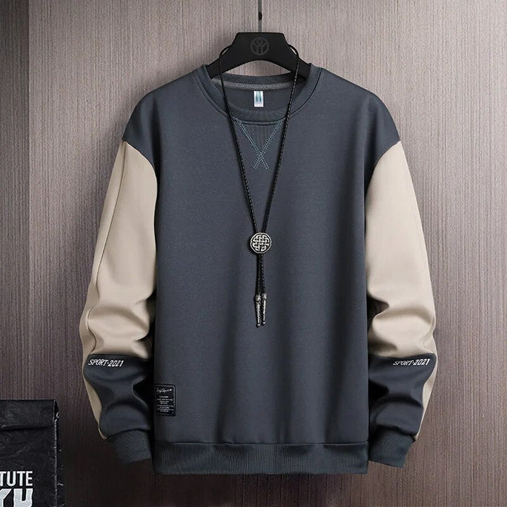 Trendy heren urban sweater met lange contrastmouwen, ideaal voor een casual streetstyle look in de winter.