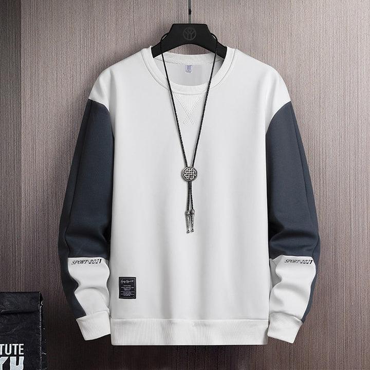 Moderne heren urban trui met zachte stof en contrasterende mouwen, casual streetstyle comfort.