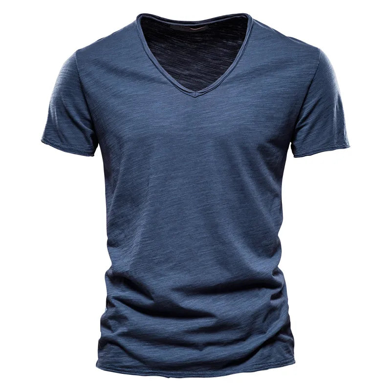 Close-up van de kreukvrije ademende stof van dit heren V-hals t-shirt met korte mouwen. Zacht comfort.