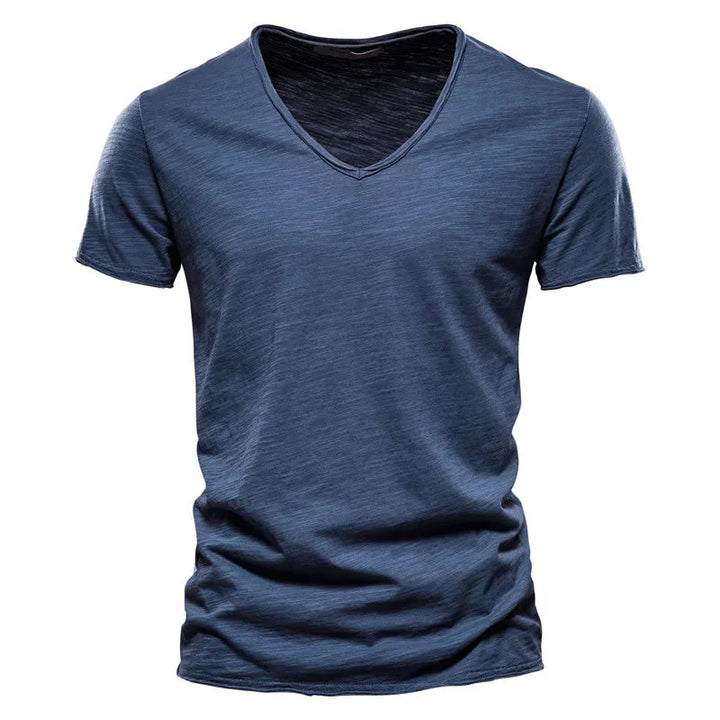 Close-up van de kreukvrije ademende stof van dit heren V-hals t-shirt met korte mouwen. Zacht comfort.