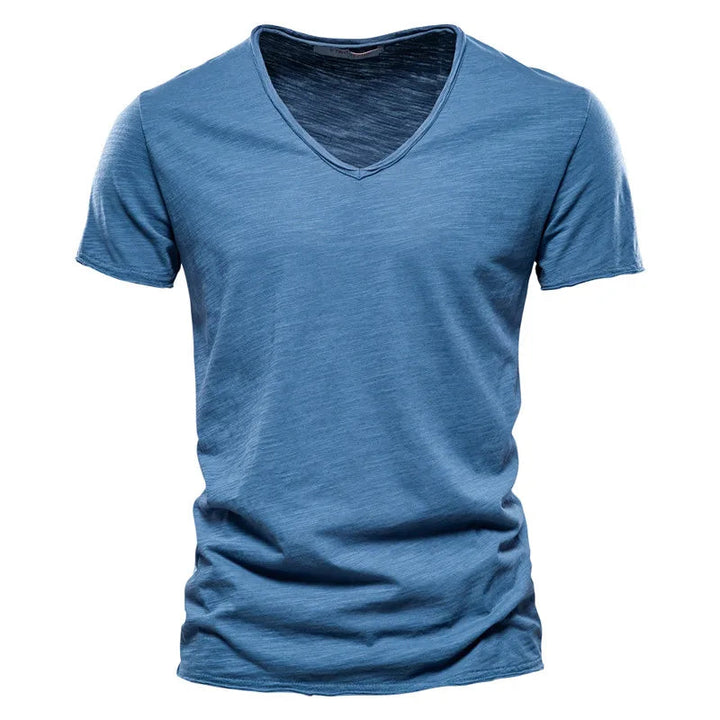 Man draagt casual heren V-hals shirt met korte mouwen, perfect voor de zomer. Comfortabel en stijlvol.