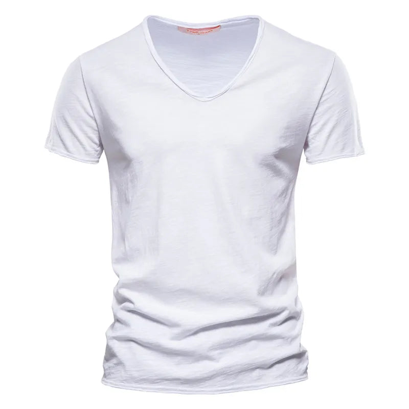 Opgestapelde basics heren shirts, benadrukt kreukvrij en comfortabel V-hals t-shirt voor elke dag.