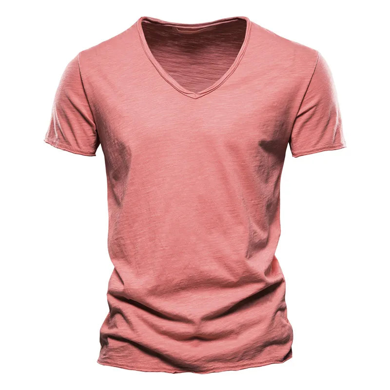 Zijaanzicht van een man in een ademend heren V-hals shirt met korte mouwen, comfortabele pasvorm.