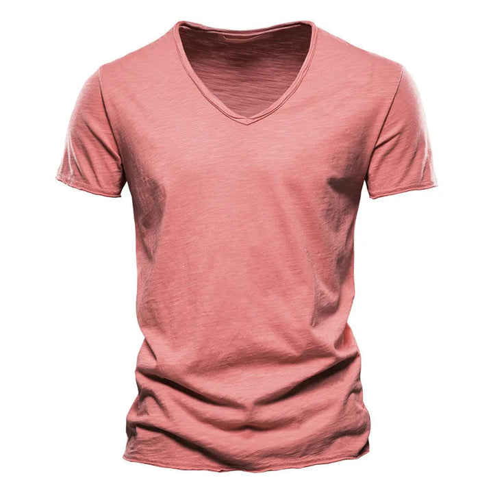 Zijaanzicht van een man in een ademend heren V-hals shirt met korte mouwen, comfortabele pasvorm.
