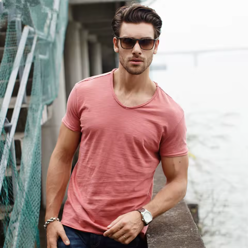 Achterkant van het comfortabele heren V-hals shirt, toont kreukvrije stof. Perfect voor zomer en casual.