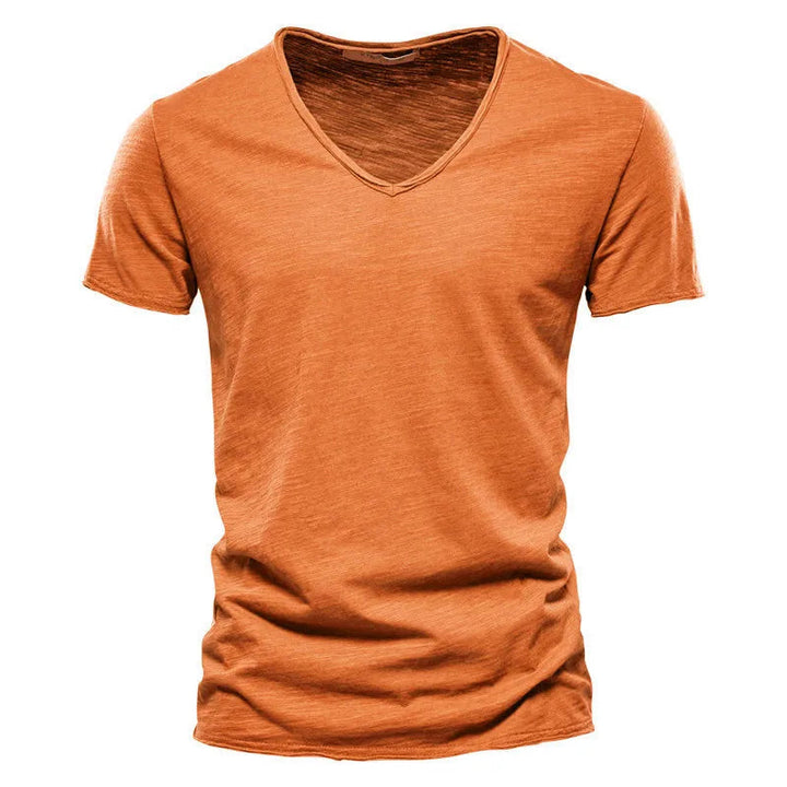 Detail van de V-hals van dit ademende heren t-shirt, benadrukt de stijlvolle en comfortabele pasvorm.