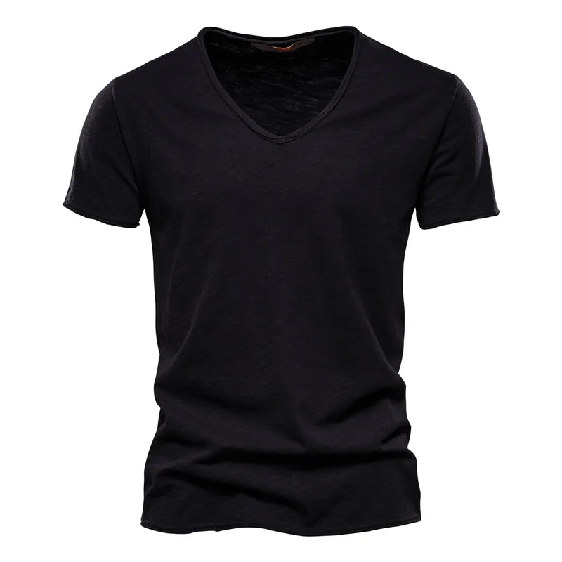 Heren basic V-hals shirt in wit, ademend en kreukvrij. Ideaal comfortabel t-shirt met korte mouwen.