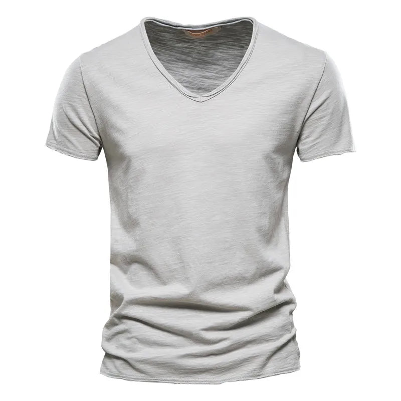 Man geniet van de zomer in een comfortabel heren V-hals shirt met korte mouwen, casual en ademend.