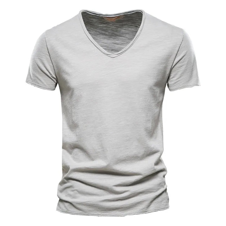 Man geniet van de zomer in een comfortabel heren V-hals shirt met korte mouwen, casual en ademend.