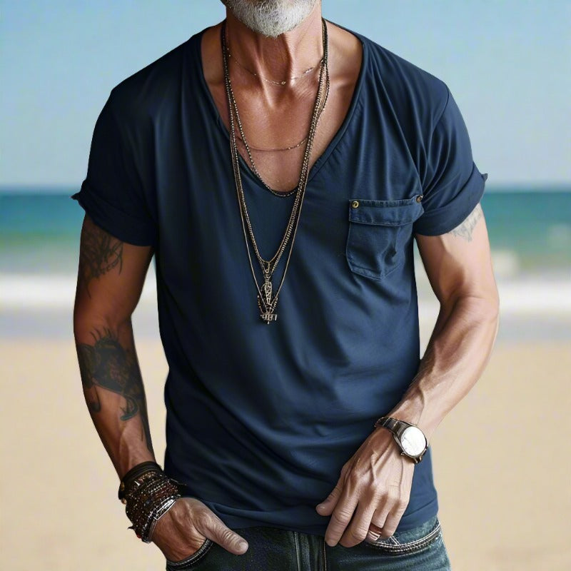 Stijlvol heren V-hals t-shirt in marineblauw, met korte mouw en comfortabele, moderne pasvorm.