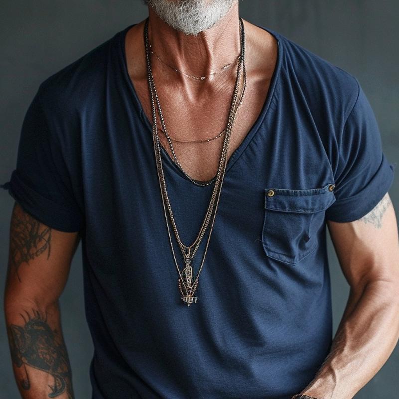 Zwart heren V-hals t-shirt met borstzak, comfortabel en veelzijdig voor een casual look.